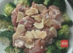 西兰花金针菇蒸排骨的做法图解6