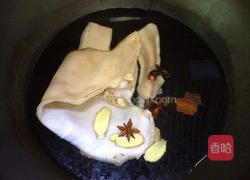 猪皮炒酸豆角的做法图解1