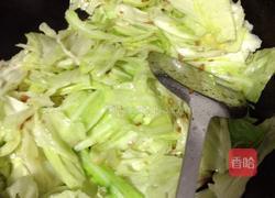 油渣炒莲白的做法图解3