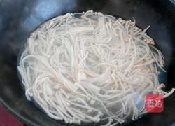 凉拌黄瓜粉丝金针菇的做法图解1