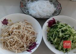 凉拌黄瓜粉丝金针菇的做法图解2