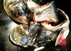 鱼头豆腐金针菇汤的做法图解2