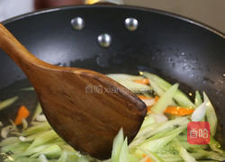 芹菜炒百合的做法图解5