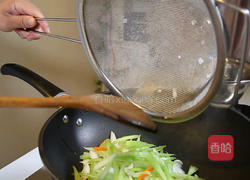 芹菜炒百合的做法图解6