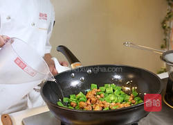 青椒炒肉丁的做法图解8