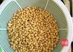 油炸小黄豆的做法图解1
