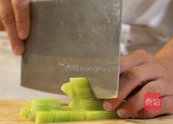 青笋炒鸡丁的做法图解1