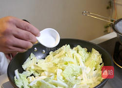 白菜炒鲜蘑的做法图解6