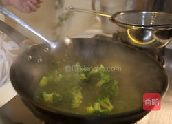 西兰花炒虾仁的做法图解4