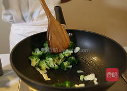 西兰花炒虾仁的做法图解8