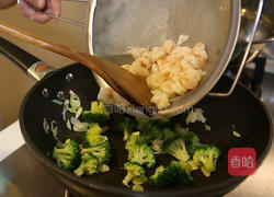 西兰花炒虾仁的做法图解9