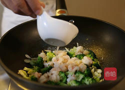 西兰花炒虾仁的做法图解11