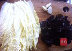 白菜炒黑木耳的做法图解1