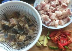 五花肉烧咸鱼的做法图解2