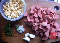 玉米爆炒肠的做法图解1