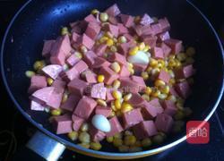 玉米爆炒肠的做法图解4