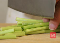 蒜苔炒腊肉的做法图解1