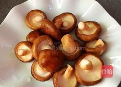 香菇炒肉的做法图解1