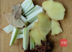 嘎巴锅牛肉土豆的做法图解1