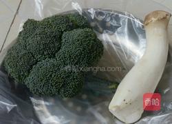 西兰花炒杏鲍菇的做法图解1