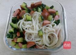 青瓜脆皮肠伴桂林米粉的做法图解3