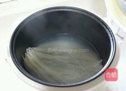 青瓜脆皮肠伴桂林米粉的做法图解1