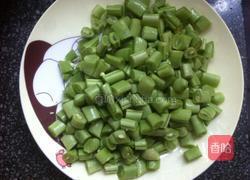 肉丁炒四季豆的做法图解2