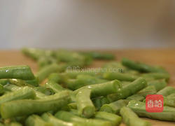 豆角炒腊肠的做法图解1