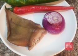 双椒炒猪耳朵的做法图解1