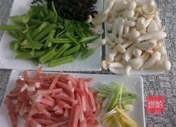 芹菜 白玉菇的做法图解1