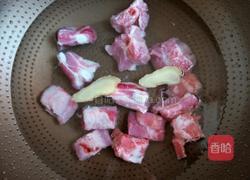 胡萝卜玉米排骨汤的做法图解1