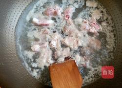 胡萝卜玉米排骨汤的做法图解2