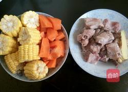 胡萝卜玉米排骨汤的做法图解3