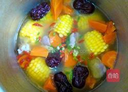 胡萝卜玉米排骨汤的做法图解6