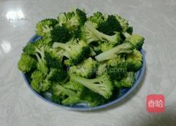 西蓝花炒肉的做法图解1