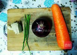 胡萝卜洋葱肥牛汤的做法图解1