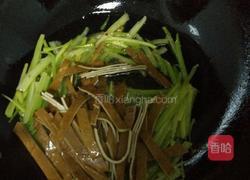芹菜炒豆干的做法图解3