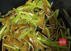 芹菜炒豆干的做法图解5