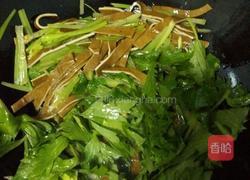 芹菜炒豆干的做法图解4