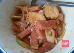 胡萝卜瘦肉煲仔饭的做法图解2