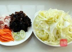 白菜片木耳炒肉的做法图解1