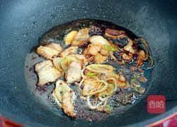 白菜片木耳炒肉的做法图解3