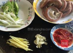 双椒炒粉肠的做法图解1