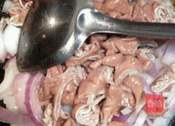 洋葱炒大肠的做法图解3