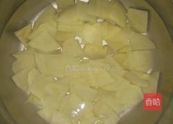 辣白菜炒土豆片的做法图解1