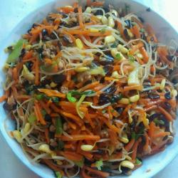 胡萝卜豆芽炒肉沫的做法[图]
