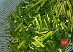 蒜苗炒腊肉的做法图解1