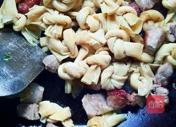 青椒百叶结炒肉块的做法图解5