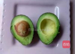 牛油果烤鸡蛋的做法图解2