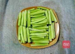 菜梗炒腊肉的做法图解1